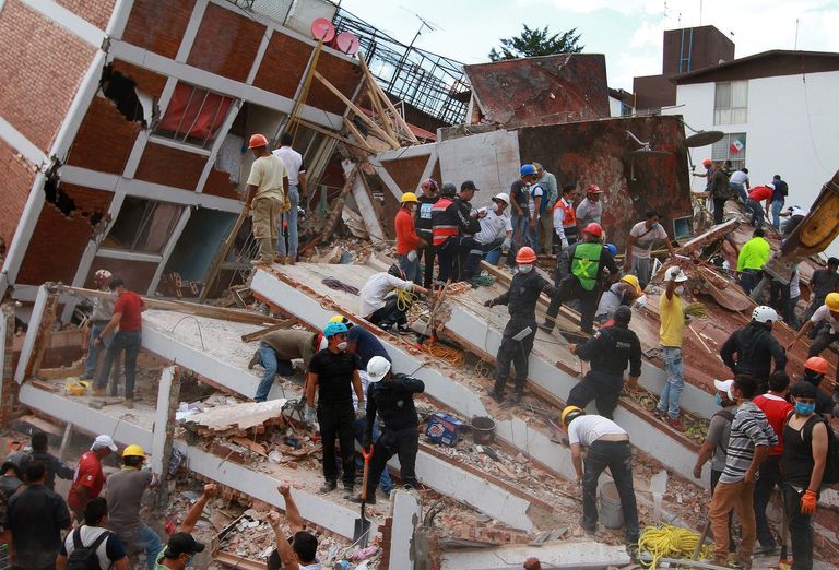 سلمى حايك تطلق حملة لضحايا الزلزال في المكسيك