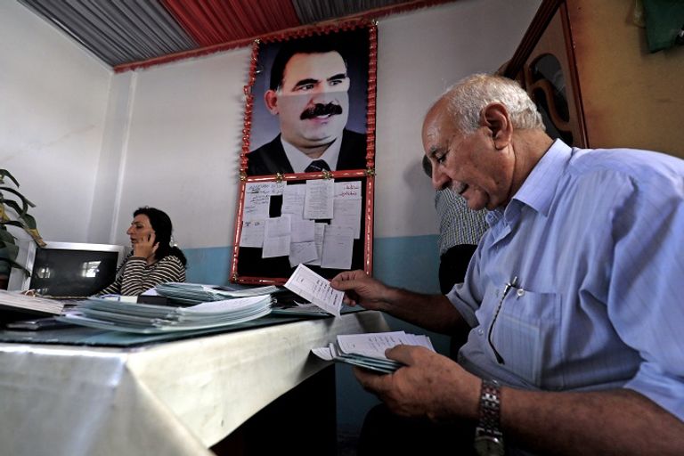 أكراد سوريا خلال الإدلاء بأصواتهم - رويترز