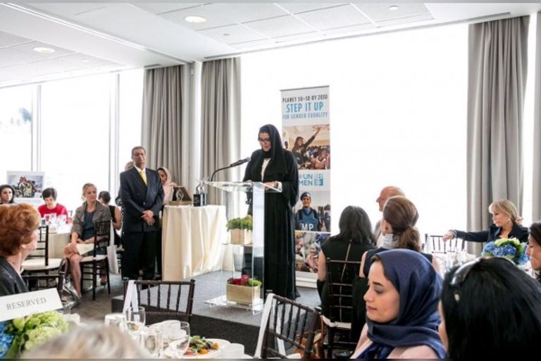  نورة خليفة السويدي تتسلم الجائزة نيابة عن الشيخة فاطمة بنت مبارك