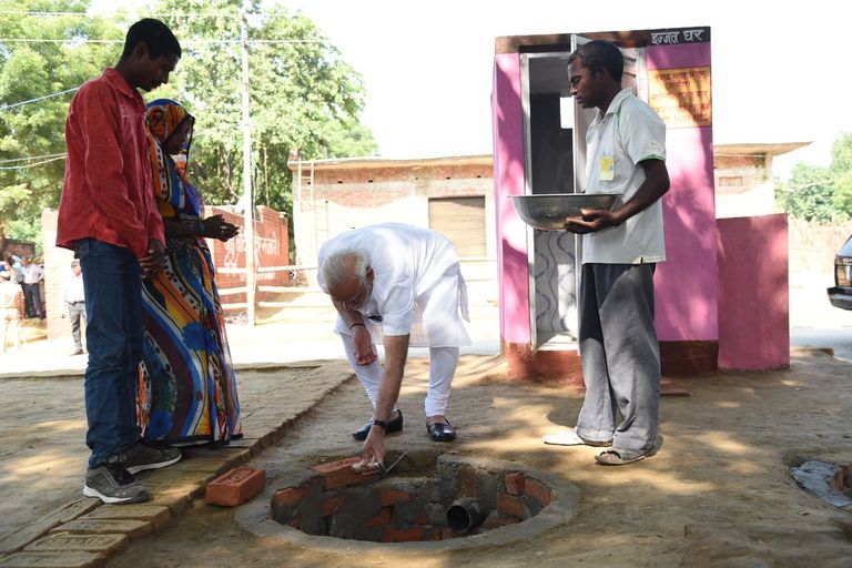 رئيس الوزراء الهندي مودي يساعد في حفر الصرف الصحي