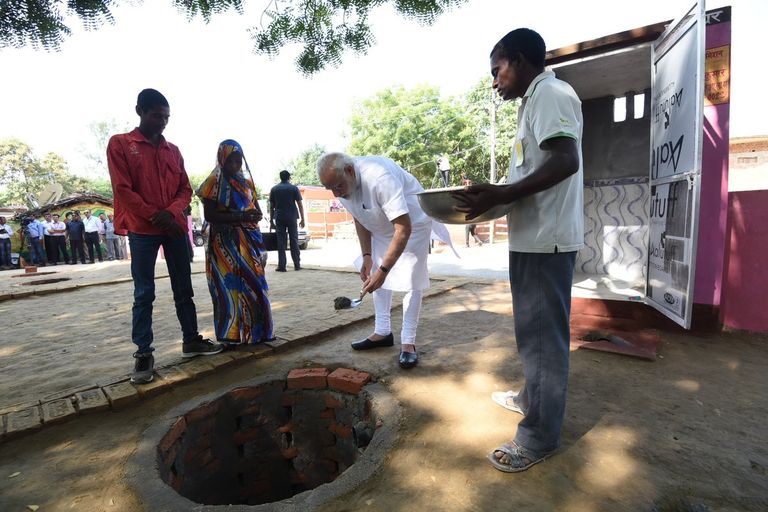 رئيس الوزراء الهندي مودي يساعد في حفر الصرف الصحي