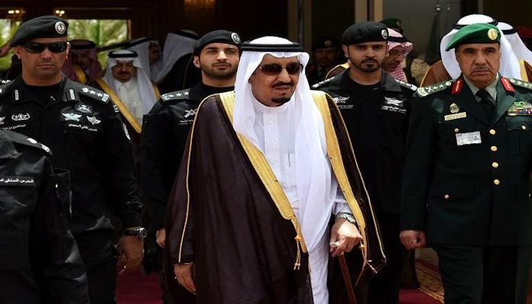 الملك سلمان بن عبد العزيز آل سعود برفقة جنود من الحرس الملكي