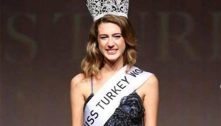 ملكة جمال تركيا المجردة من اللقب إيتير إيسين