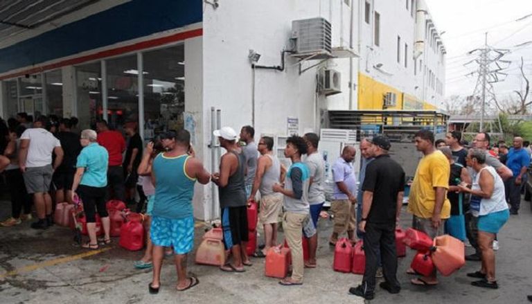 سكان بويرتوريكو يصطفون للحصول على الوقود