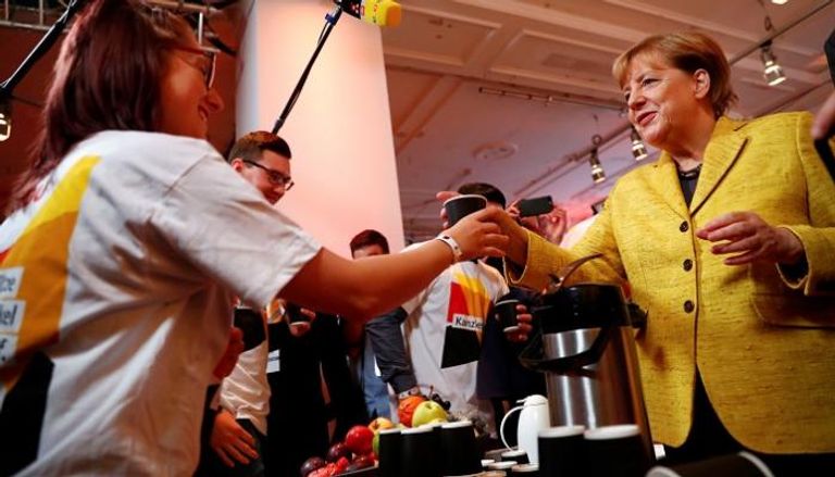ميركل تقدم القهوة للشباب في حملتها الانتخابية - رويترز