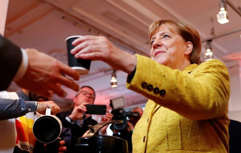 ميركل تقدم القهوة للشباب في حملتها الانتخابية - رويترز