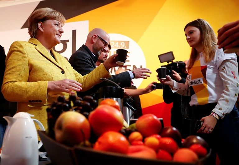 ميركل تقدم القهوة للشباب في حملتها الانتخابية - رويترز