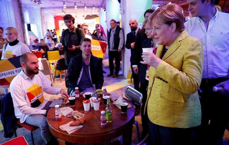 ميركل تقدم القهوة للشباب في حملتها الانتخابية - رويترز