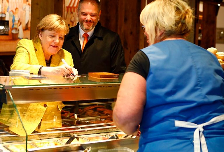 ميركل تقدم القهوة للشباب في حملتها الانتخابية - رويترز