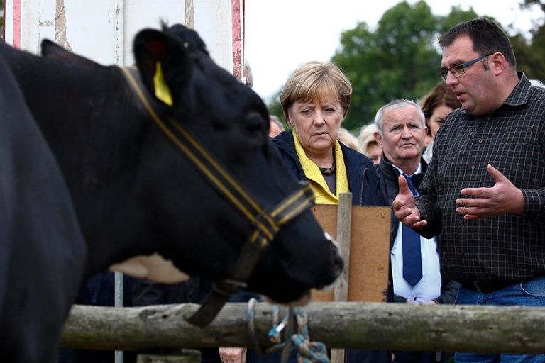 ميركل تقدم القهوة للشباب في حملتها الانتخابية - رويترز