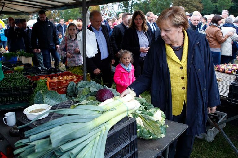 ميركل تقدم القهوة للشباب في حملتها الانتخابية - رويترز