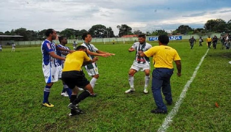 أوروجواي تلغي مباريات الأحد بعد الاعتداء على حكام
