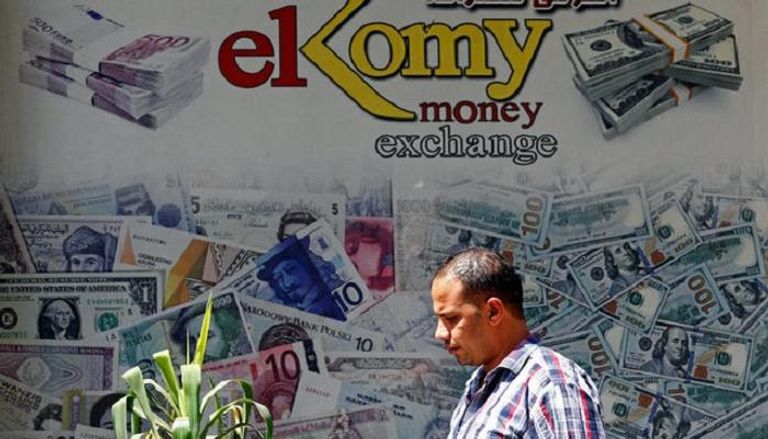 مصري يمر أمام أحد شركات الصرافة- الصورة من رويترز