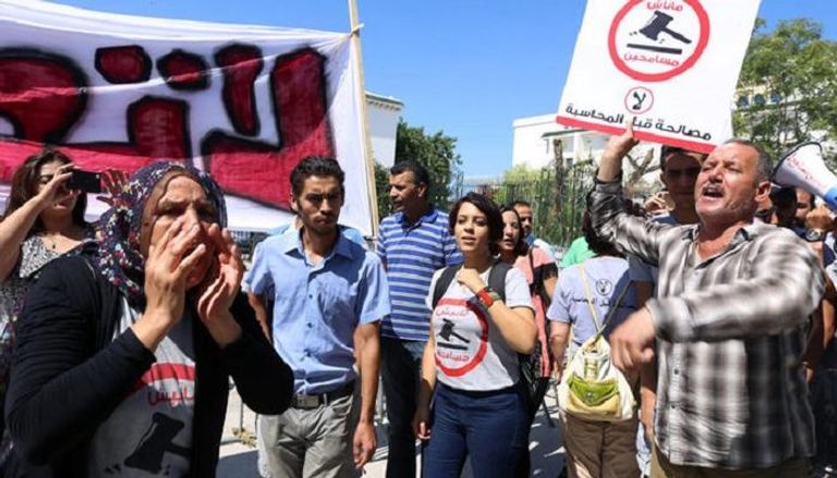متظاهرون في تونس ضد قانون يحمي من محاكمة المتهمين بالفساد- رويترز
