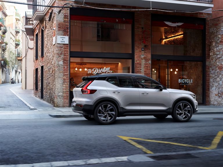 فولفو تكشف عن "XC40" 