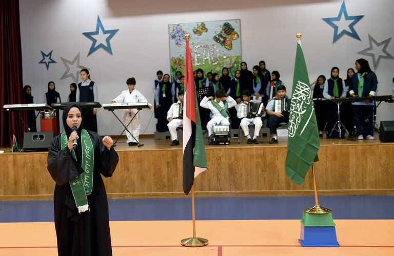 طلاب الإمارات يرفعون العلمين الإماراتي والسعودي