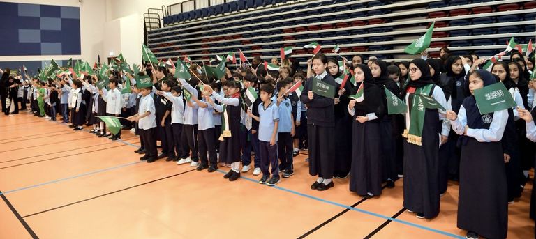 طلاب الإمارات يرفعون العلمين الإماراتي والسعودي