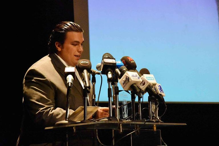 الصحافي القضائي محمد بصل خلال تسلمه الجائزة