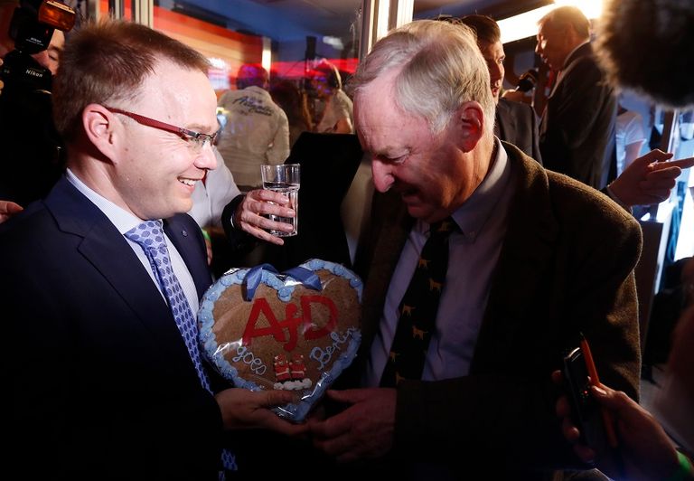 أنصار ميركل يحتفلون بالانتصار - رويترز