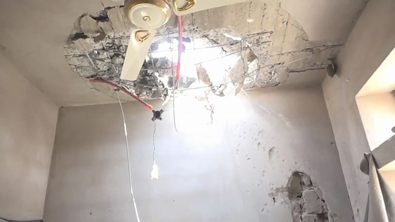 المنزل بعد قصفه بصاروخ الحوثي