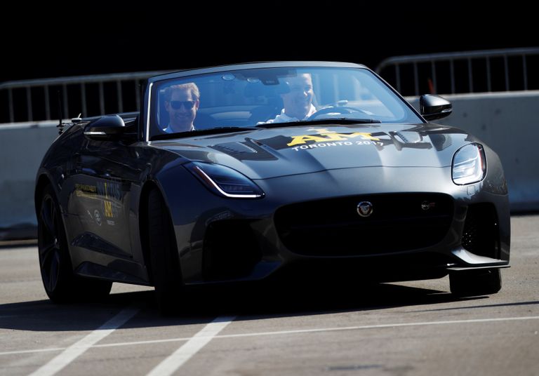 الأمير هاري يحمل لعبة أثناء مشاركته في ألعاب إنفكتوس