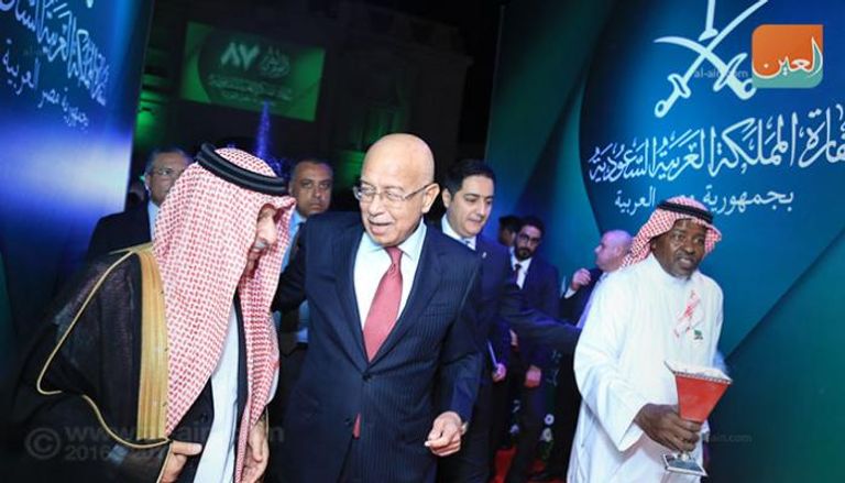 رئيس الحكومة المصرية برفقة السفير السعودي خلال الحفل