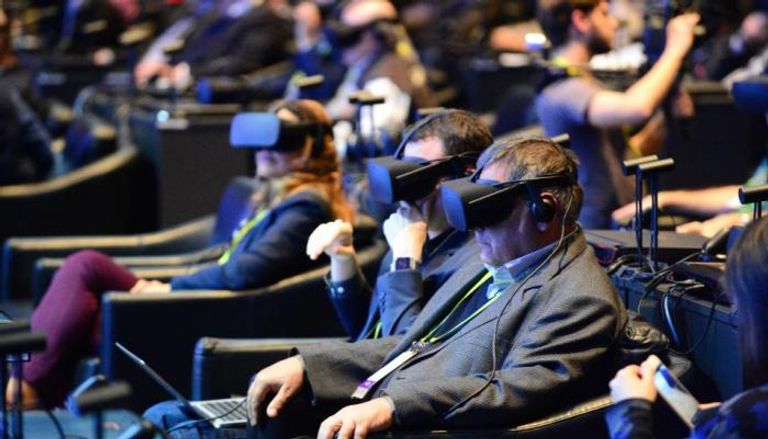"إنتل" توقف تطوير نظارة الواقع الافتراضي