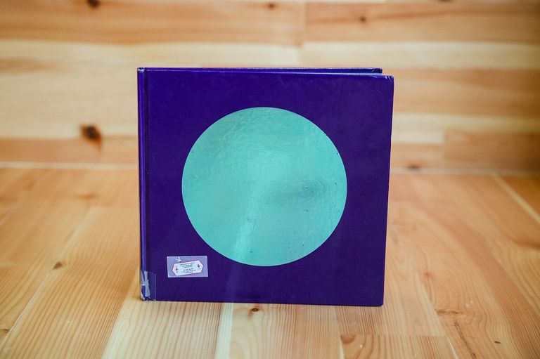 مجموعة من الكتب الصامتة