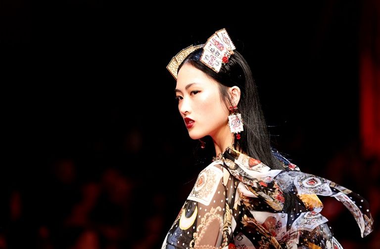 نظارة شمسية من عرض أزياء دولتشي آند جابانا في ميلانو