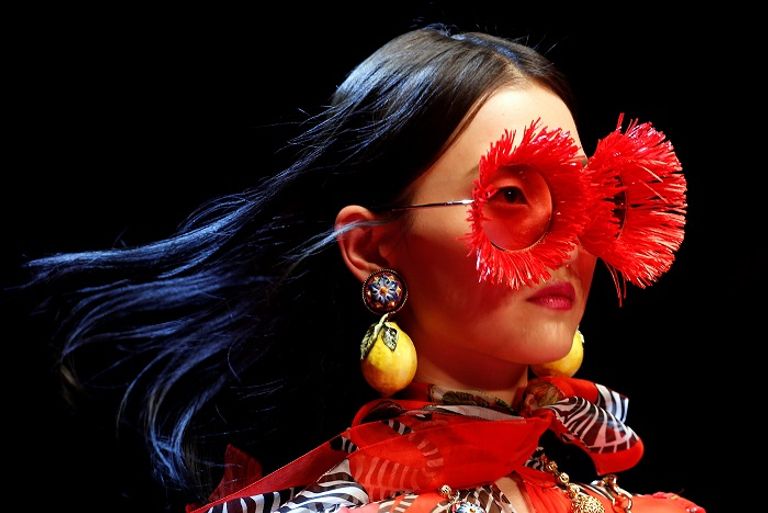 نظارة شمسية من عرض أزياء دولتشي آند جابانا في ميلانو