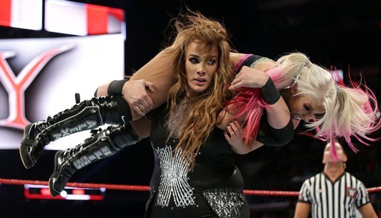 الحكم يعلن فوز أليكسا بليس