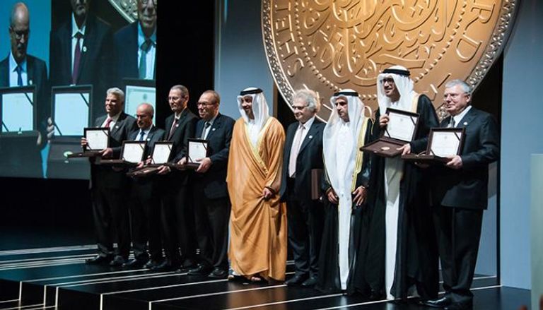 الشيخ منصور بن زايد مع الفائزين بجائزة العام الماضي 
