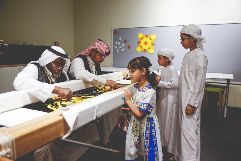قدّم الحرفيون عرضا حيّا لحياكة وتطريز النقوش والزخارف التي تميز الكسوة