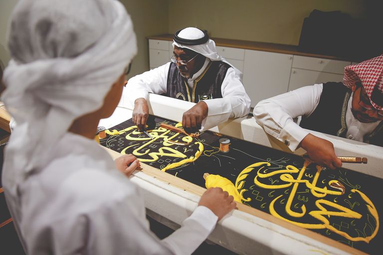 قدّم الحرفيون عرضا حيّا لحياكة وتطريز النقوش والزخارف التي تميز الكسوة