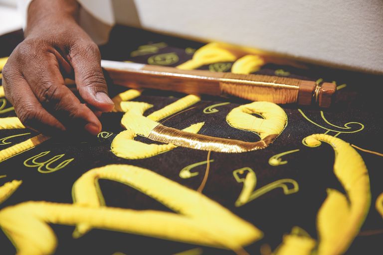 قدّم الحرفيون عرضا حيّا لحياكة وتطريز النقوش والزخارف التي تميز الكسوة