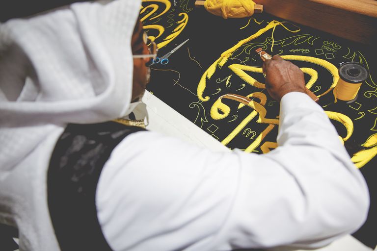 قدّم الحرفيون عرضا حيّا لحياكة وتطريز النقوش والزخارف التي تميز الكسوة