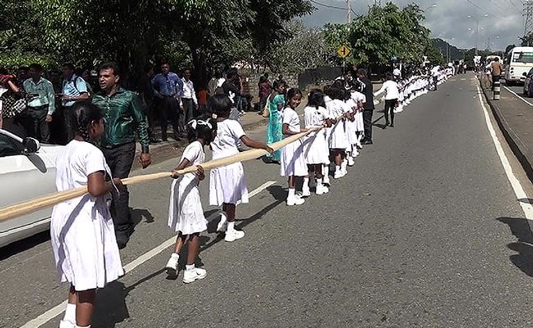 عروس ترتدي "ساري" في حفل زفافها ذيله يصل إلى 3 كيلومترات