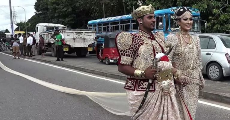 عروس ترتدي "ساري" في حفل زفافها ذيله يصل إلى 3 كيلومترات