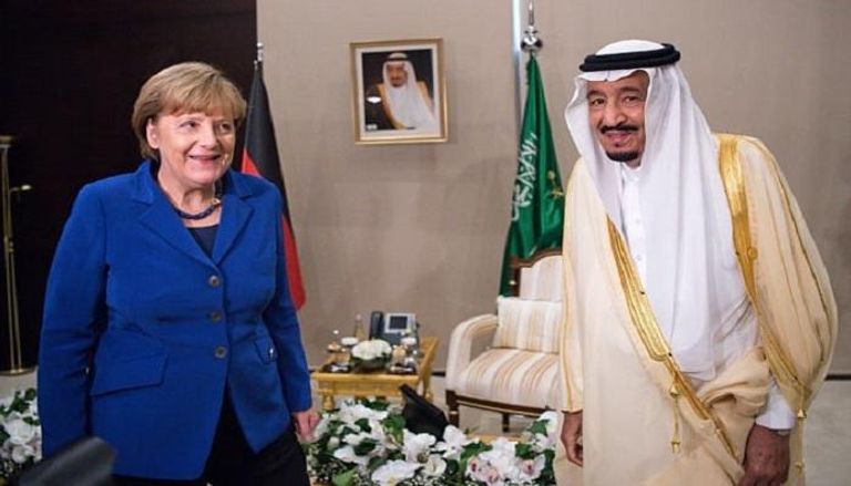 الملك سلمان بن عبد العزيز في لقاء سابق مع المستشارة أنجيلا ميركل