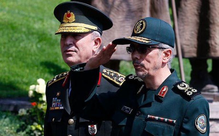 إيران أعلنت إرسال معدات صاروخية لحدودها مع العراق