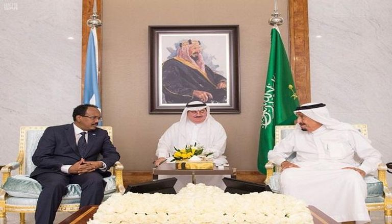 العاهل السعودي الملك سلمان بن عبدالعزيز آل سعود يستقبل رئيس الصومال