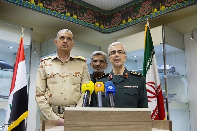 رئيسا أركان الجيش العراقي والإيراني مسعود برزاني في لقاء مع مرشد إيران علي خامنئي