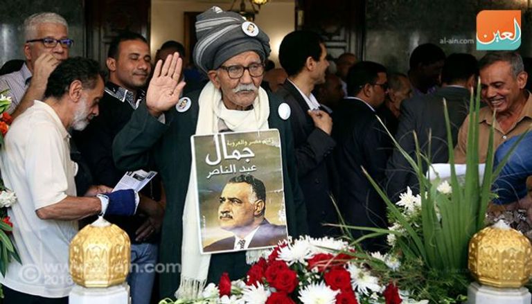 مصري يرفع لافتة عليها صورة جمال عبدالناصر في ذكرى وفاته الـ47