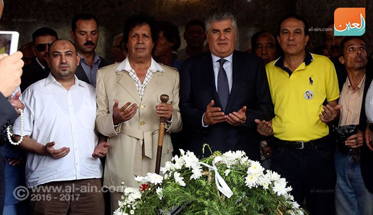 مصري يرفع لافتة عليها صورة جمال عبدالناصر في ذكرى وفاته الـ47