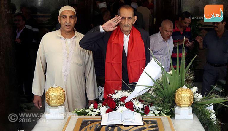 مصري يرفع لافتة عليها صورة جمال عبدالناصر في ذكرى وفاته الـ47