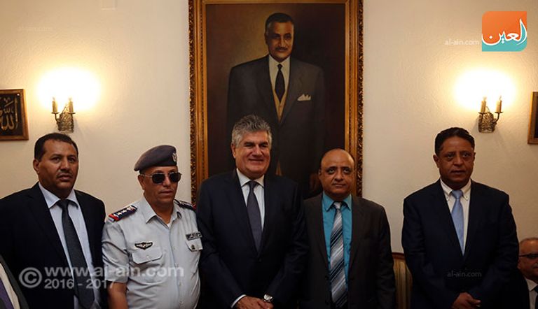 مصري يرفع لافتة عليها صورة جمال عبدالناصر في ذكرى وفاته الـ47