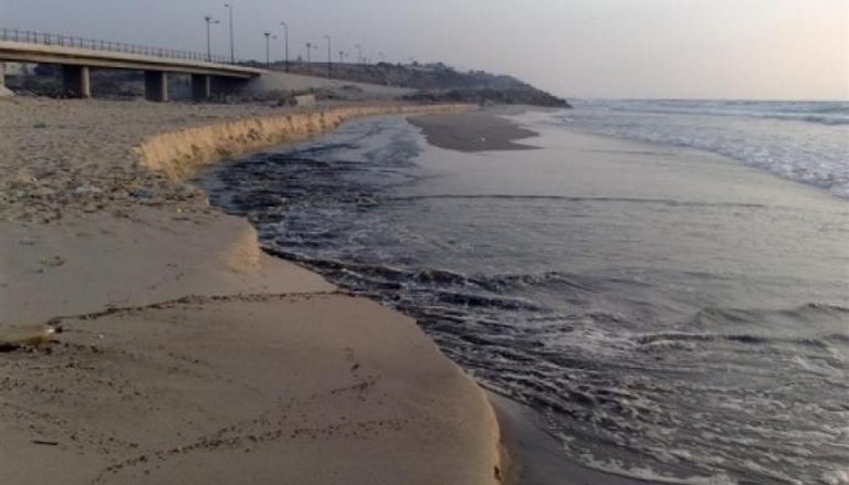 التلوث يحرم أهالي غزة من بحرها - أرشيفية