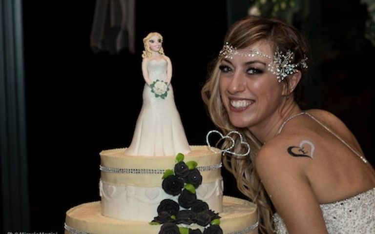 لورا في حفل زفافها على نفسها