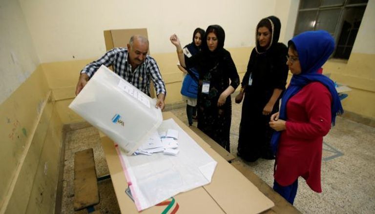 موظفون أكراد خلال عملية فرز النتائج باستفتاء كردستان