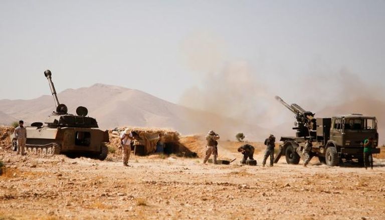 إرهابيو داعش على الحدود السورية بإمكانيات تسليحية ضخمة (رويترز)
